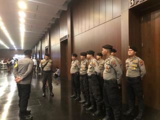 Personel Polres Langkat Amankan Debat Publik Perdana Paslon Bupati dan Wakil Bupati Langkat Tahun 2024